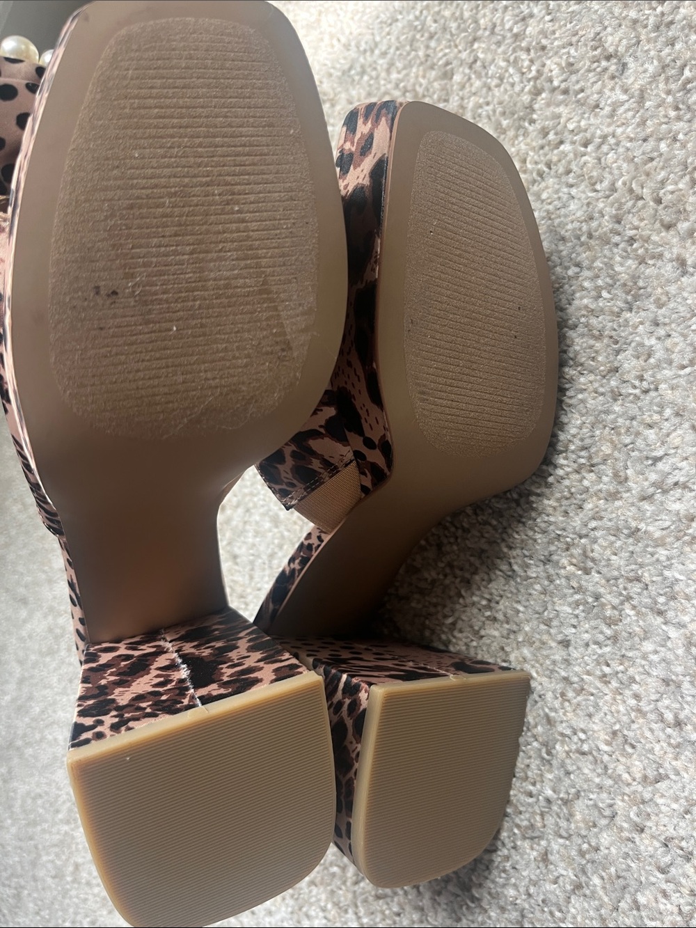 NEW IN BOX. Betsey Johnson MACCIE Leopard Pearl Bow platform Mules size 8 - Picture 10 of 13